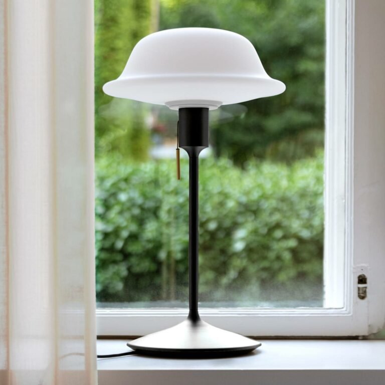 UMAGE Butler stolní Lampa skleněné stínidlo
